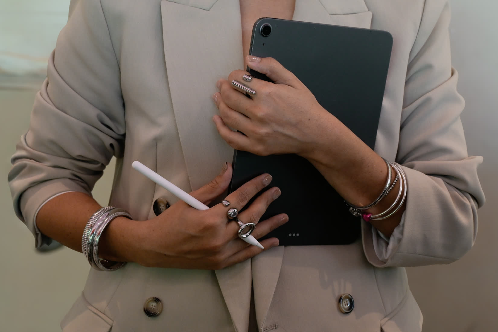 Manos con una tableta y un stylus